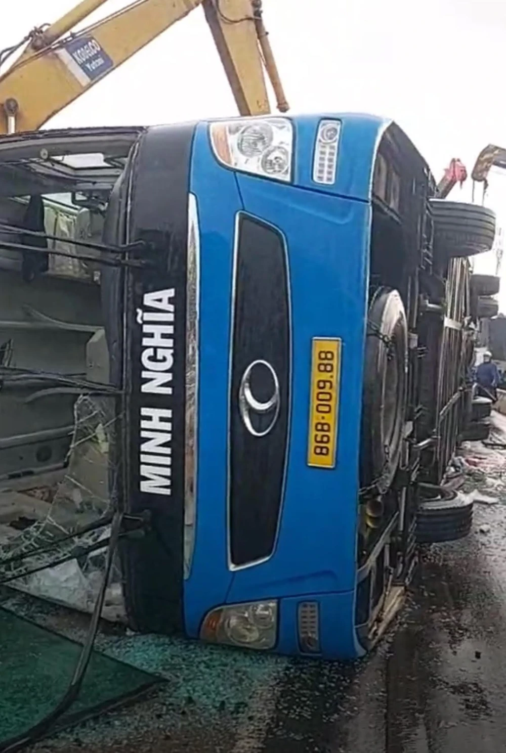 Xe khách 45 chỗ lật nhào trên quốc lộ, 8 người thương vong ảnh 1 Xe khách 45 chỗ lật nhào trên quốc lộ, 8 người thương vong ảnh 1