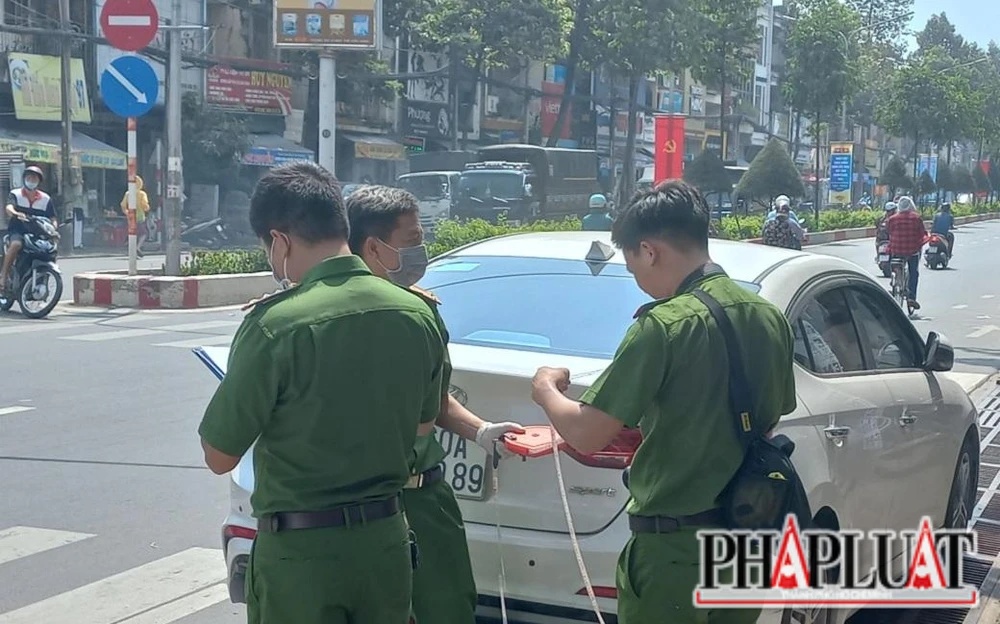 Cơ quan công an khám nghiệm hiện trường. Ảnh: VH. Cơ quan công an khám nghiệm hiện trường. Ảnh: VH.