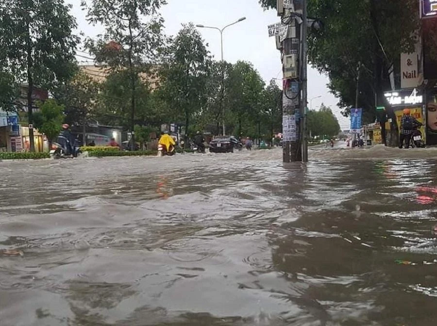 Cử tri quan tâm gửi đến kỳ họp nhiều vấn đề, trong đó hạ tầng giao thông và tình trạng ngập nước. Ảnh: VH.