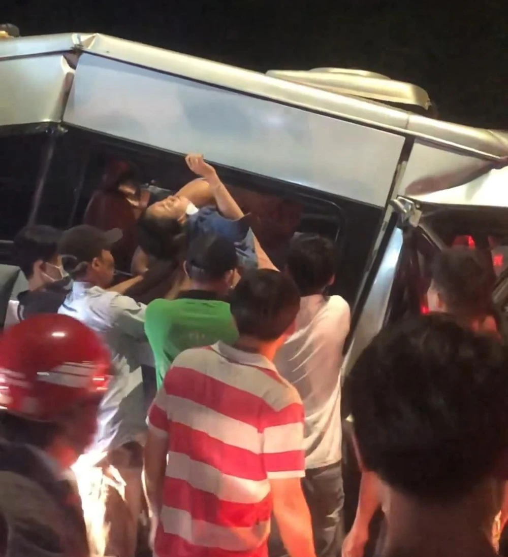 Người bị thương được mọi người đưa đến bệnh viện cấp cứu. Ảnh: VH