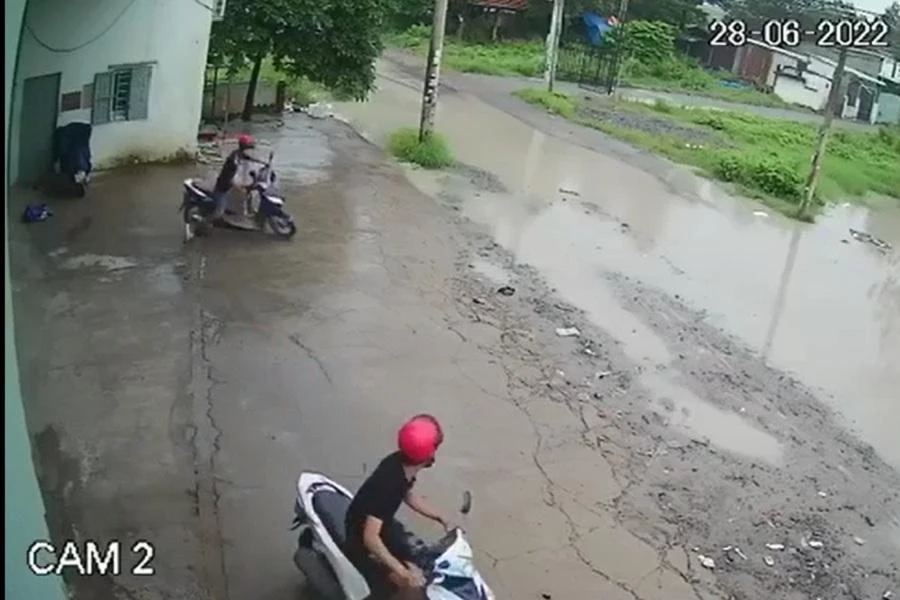 Tên trộm cùng đồng bọn lấy chiếc xe máy vision. Hình ảnh cắt từ clip.