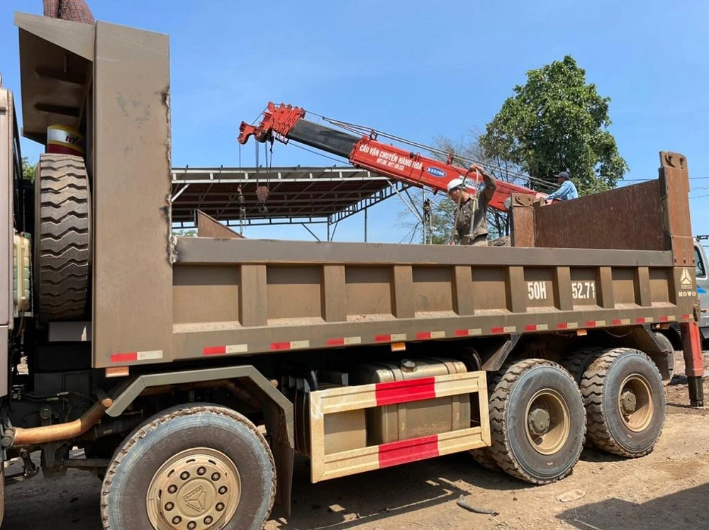 Một chiếc xe tải ben bị cắt thùng. Ảnh: VH.