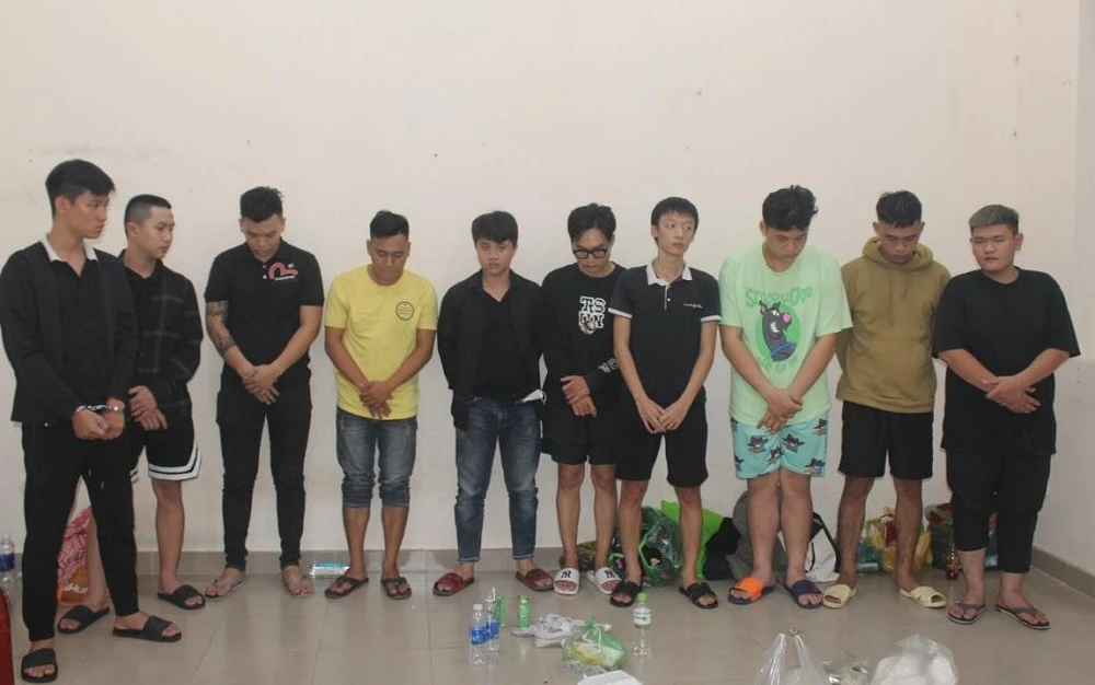 Công an bắt giữ các nghi can tham gia vụ hỗn chiến bằng súng. Ảnh: VH