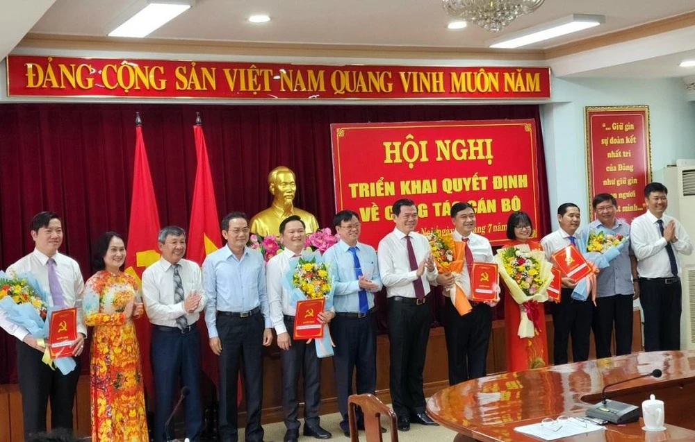 Thường trực Tỉnh ủy và lãnh đạo các đơn vị của tỉnh Đồng Nai chúc mừng những người được nhận quyết định công tác dịp này. Ảnh: AX Thường trực Tỉnh ủy và lãnh đạo các đơn vị của tỉnh Đồng Nai chúc mừng những người được nhận quyết định công tác dịp này. Ảnh: AX