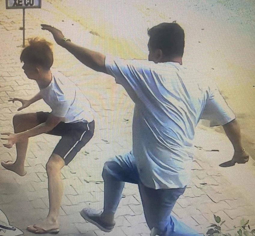 Bị can Quảng cầm dao đuổi theo tấn công anh Hải (con ông Long). Ảnh cắt từ clip