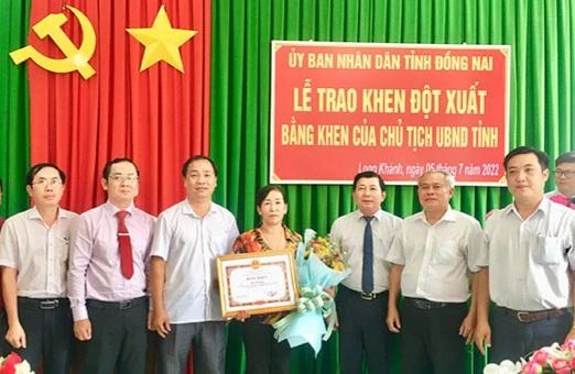 Bà Phụng tại buổi lễ khen thưởng đột xuất của Chủ tịch UBND tỉnh Đồng Nai. Ảnh AX