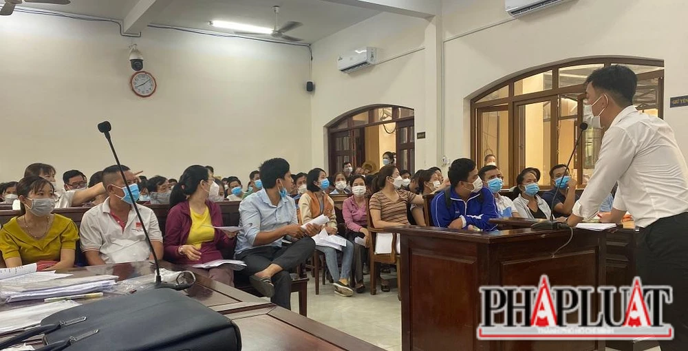 Thư ký TAND tỉnh Đồng Nai thông tin cho bị hại trong vụ án. Ảnh: VH