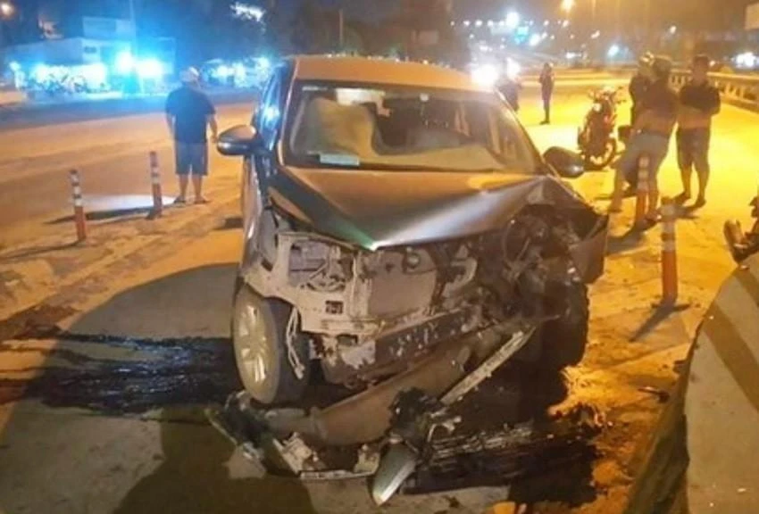 Hiện trường vụ tai nạn giao thông, ô tô tông trạm thu phí cầu Đồng Nai. Ảnh VH.