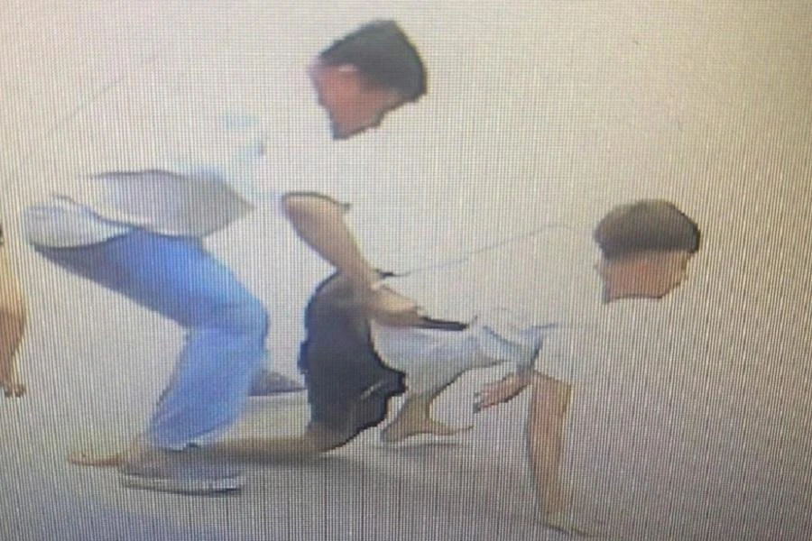 Hình ảnh bị cáo Quảng dùng dao đâm anh Hải (con ông Long). Ảnh cắt từ Clip.