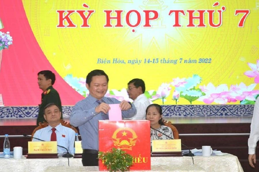 Các đại biểu bỏ phiếu bầu chức danh Chủ tịch UBND TP Biên Hòa. Ảnh: CTTĐN Các đại biểu bỏ phiếu bầu chức danh Chủ tịch UBND TP Biên Hòa. Ảnh: CTTĐN