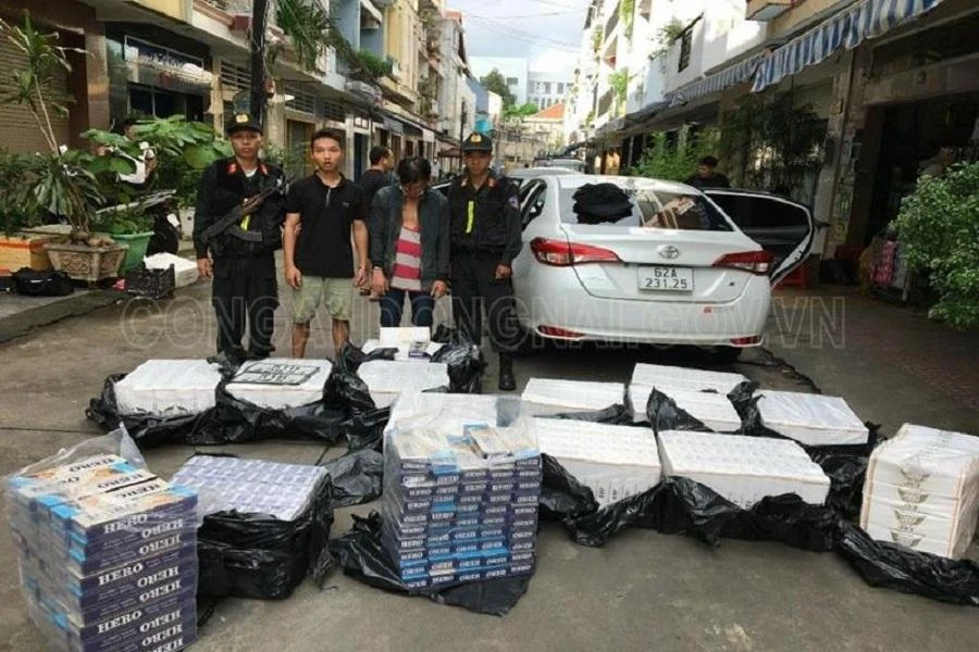 Lực lượng công an bắt quả tang các đối tượng đang giao thuốc lá lậu. Ảnh: CA