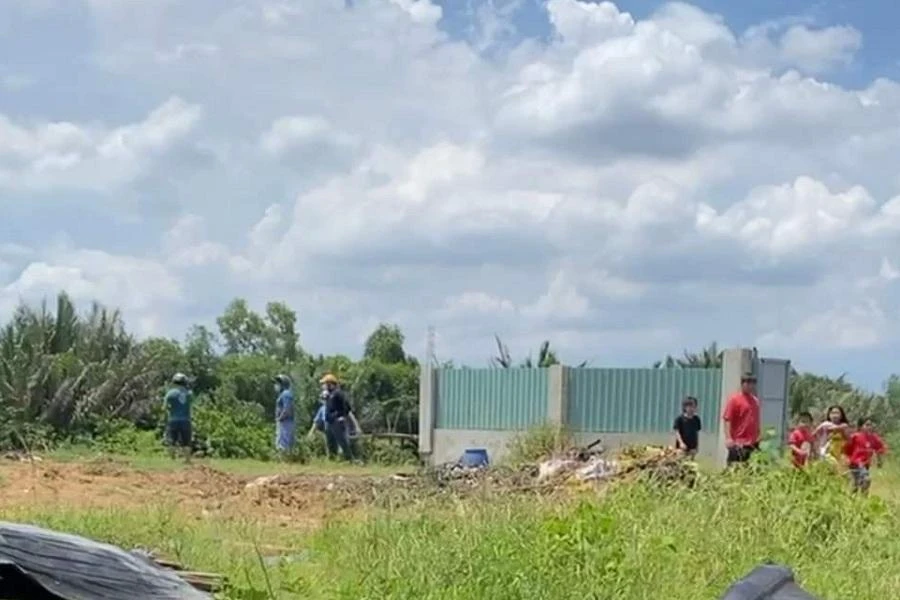 Bờ kênh nơi phát hiện thi thể bé trai. Ảnh: AX