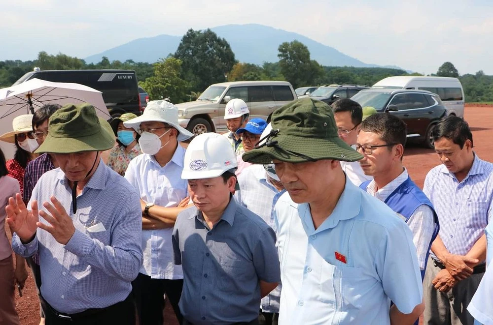 Đoàn giám sát Ủy ban Kinh tế của Quốc hội thị sát dự án đường cao tốc Phan Thiết - Dầu Giây. Ảnh: VH.