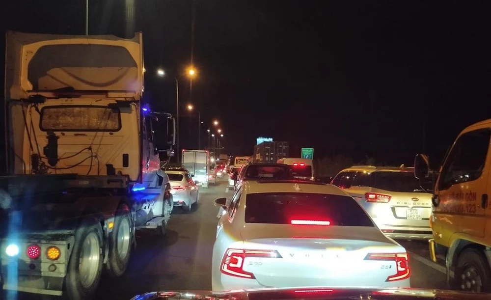 Vụ tai nạn khiến tuyến cao tốc bị ùn tắc nghiêm trọng. Ảnh: CTV.