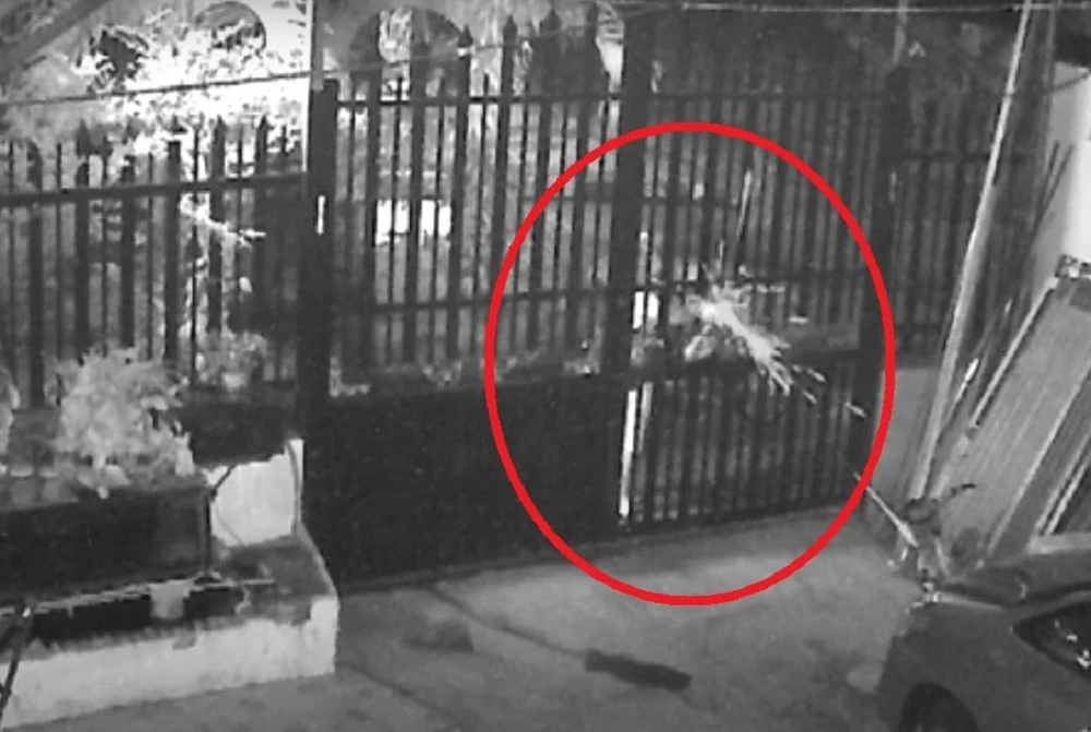 Nghi can Mẫn dùng súng bắn 3 phát vào xe ô tô đậu trong sân. Ảnh: Cắt từ Clip