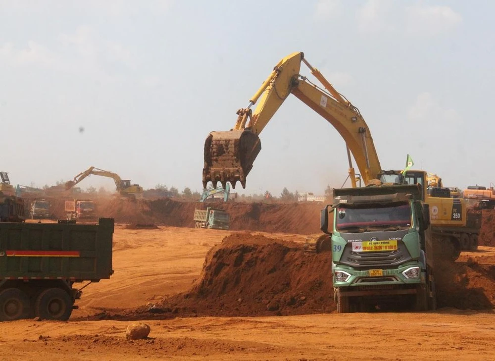 Thi công tại dự án sân bay quốc tế Long Thành. Ảnh: VH.