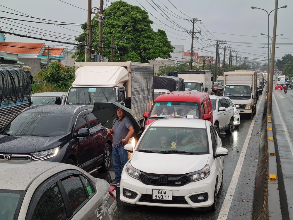 Đồng Nai: Mưa lớn, nhiều tuyến đường ngập sâu và ùn tắc ảnh 2