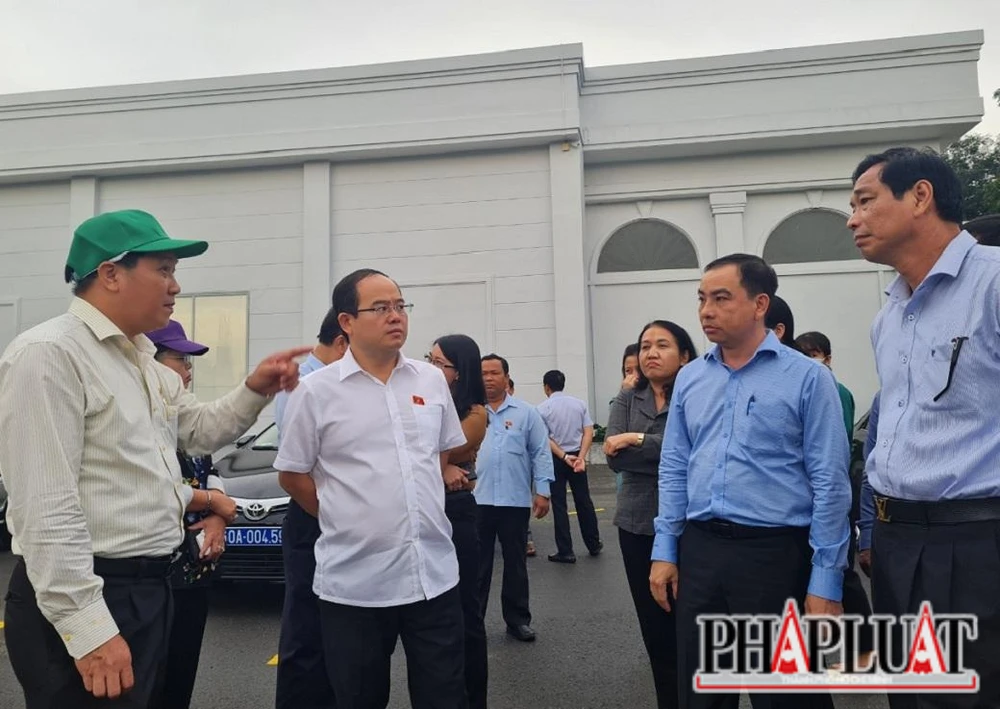 Đoàn kiểm tra thực địa dự án Khu phức hợp thương mại, dịch vụ, cao ốc văn phòng tại phường Tân Tiến (khu đất nhà hàng Eros Palace). Ảnh: VH.