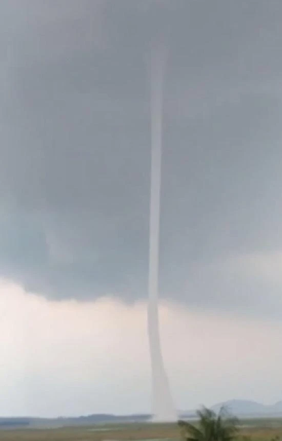 Vòi rồng cao cả ngàn mét xuất hiện tại lòng hồ Trị An, Đồng Nai - Ảnh cắt từ clip