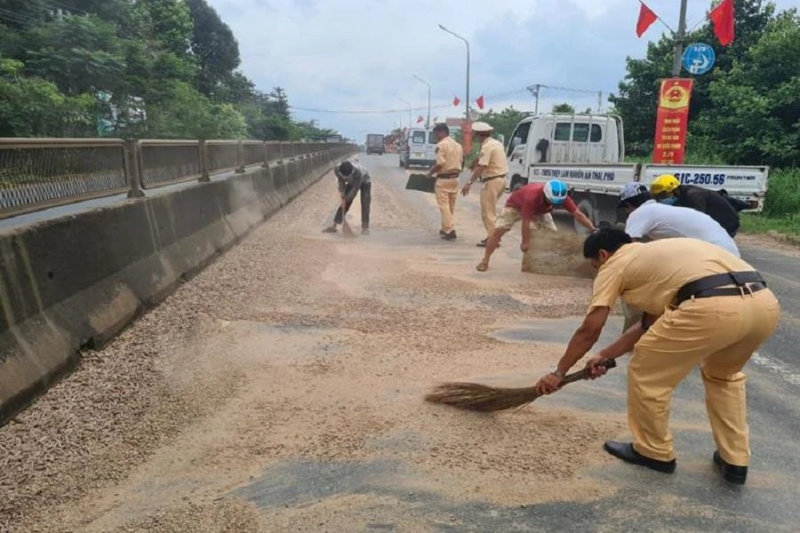 Hình ảnh lực lượng CSGT Trạm Suối Tre dọn đường để đảm bảo an toàn giao thông. Ảnh: CA.