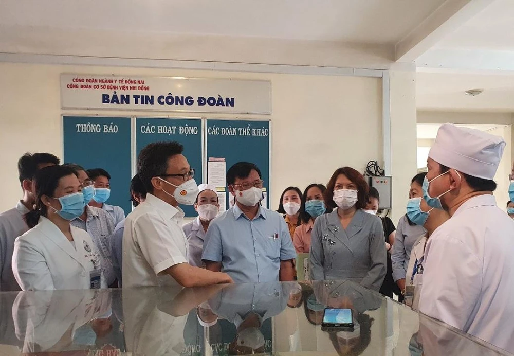 Phó Thủ tướng Vũ Đức Đam thăm hỏi, động viên đội ngũ y bác sĩ tại Bệnh viện Nhi đồng Đồng Nai. Ảnh: VH.