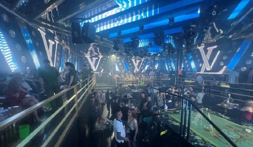 Công an phát hiện nhiều gói ma túy và tinh thể ma túy trong quán và 52 người dương tính với ma túy. Ảnh: CA.