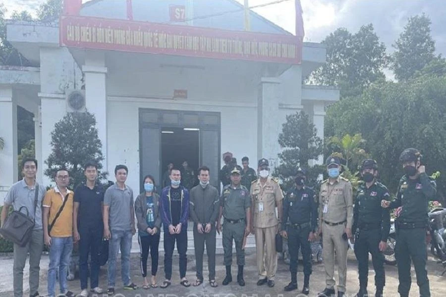 Công an Đồng Nai phối hợp Cục Cảnh sát hình sự và Cảnh sát Hoàng gia Campuchia tiếp nhận các nghi can trong đường dây mua bán người. Ảnh: CAĐN.