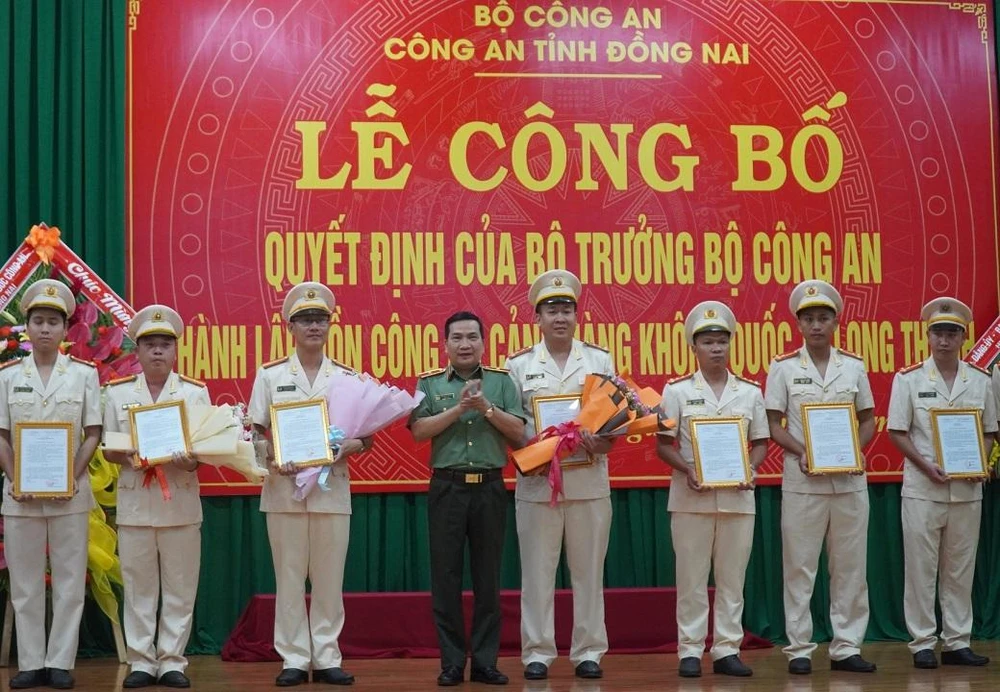 Thiếu tướng Nguyễn Sỹ Quang, Giám đốc Công an tỉnh Đồng Nai trao các quyết định điều động, bổ nhiệm công tác tại Đồn Công an sân bay Long Thành. Ảnh: VH. Thiếu tướng Nguyễn Sỹ Quang, Giám đốc Công an tỉnh Đồng Nai trao các quyết định điều động, bổ nhiệm công tác tại Đồn Công an sân bay Long Thành. Ảnh: VH.