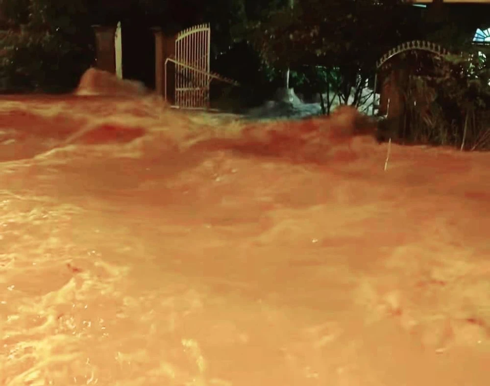 Giao thông khu vực bị ngập sâu, nước chảy xiết. Ảnh VH.