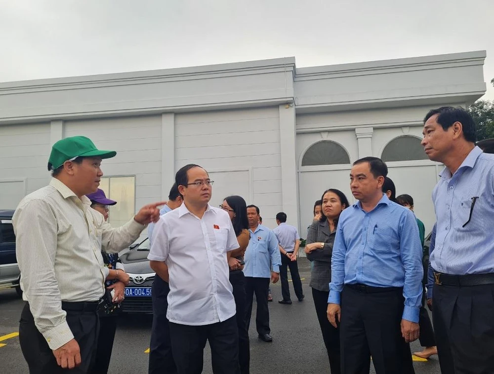Đoàn đại biểu Quốc hội tỉnh Đồng Nai cùng lãnh đạo UBND tỉnh và UBND TP Biên Hòa kiểm tra thực tế công trình xây dựng không phép tại TP Biên Hòa vào tháng 8-2022. Ảnh: VH.