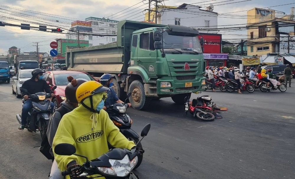 Một vụ tai nạn giao thông chết người xảy ra giữa xe ben và xe máy tại quốc lộ 1, ngay ngã 3 Trị An (huyện Trảng Bom). Ảnh: VH.