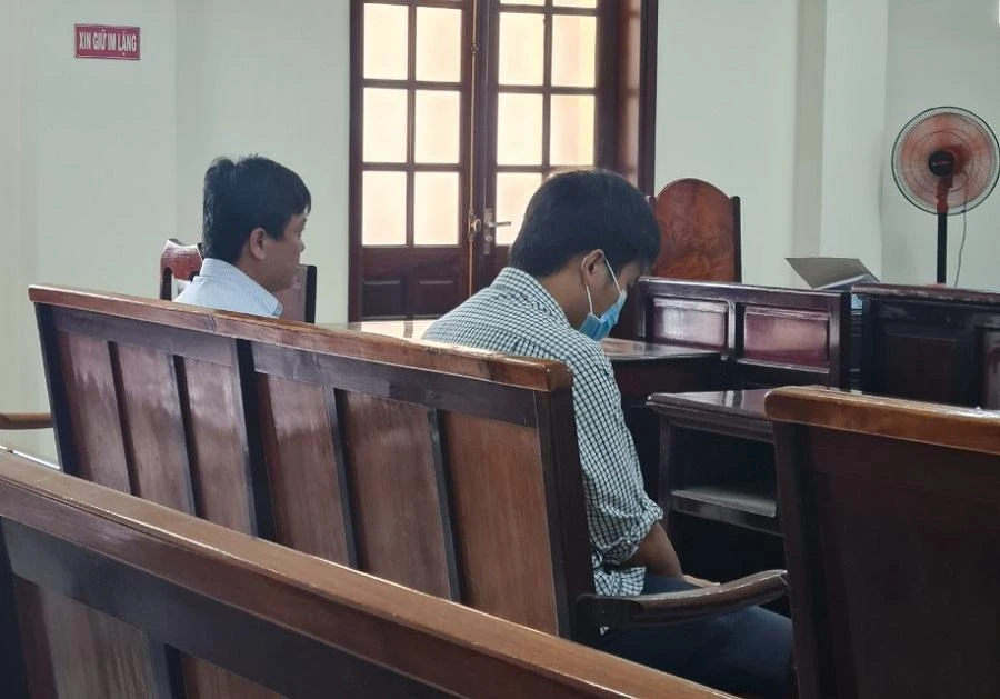 Bị cáo Lê Huỳnh Nhân (trái) và Mai Đức Anh, cựu cán bộ Đội Quản lý thị trường số 1 thuộc Cục Quản lý thị trường tỉnh Đồng Nai tại phiên tòa. Ảnh: VŨ HỘI