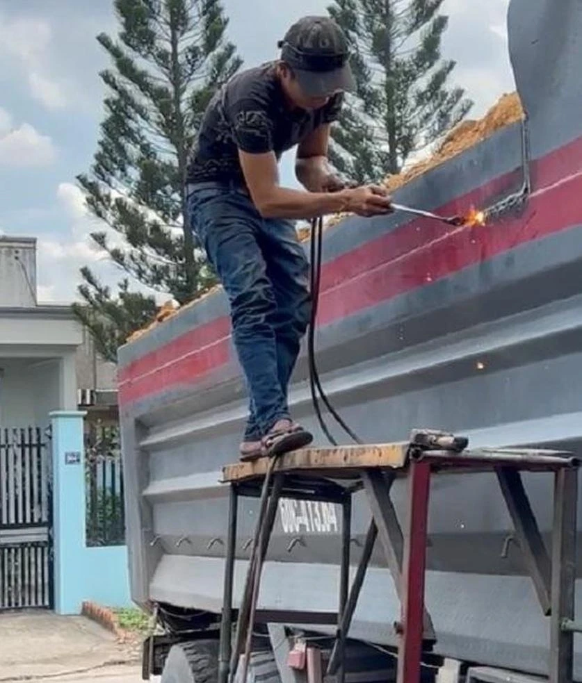 Một chiếc xe tải ben cơi nới thùng bị cơ quan chức năng yêu cầu cắt thùng. Ảnh: VH.