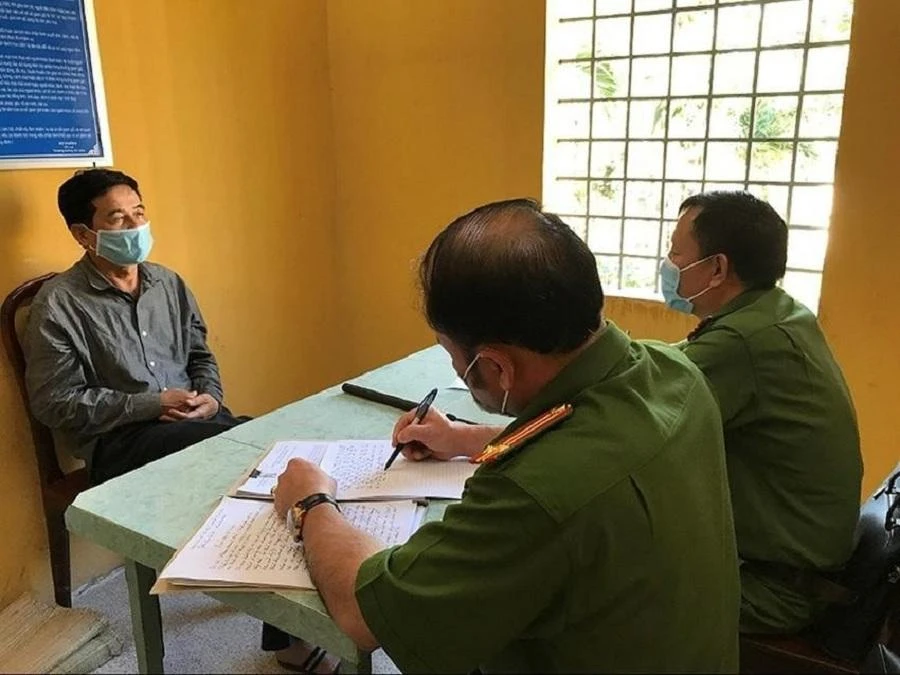 Bị can Phan Thanh Hữu, "ông trùm" trong đường dây xăng lậu tại cơ quan điều tra. Ảnh: VH