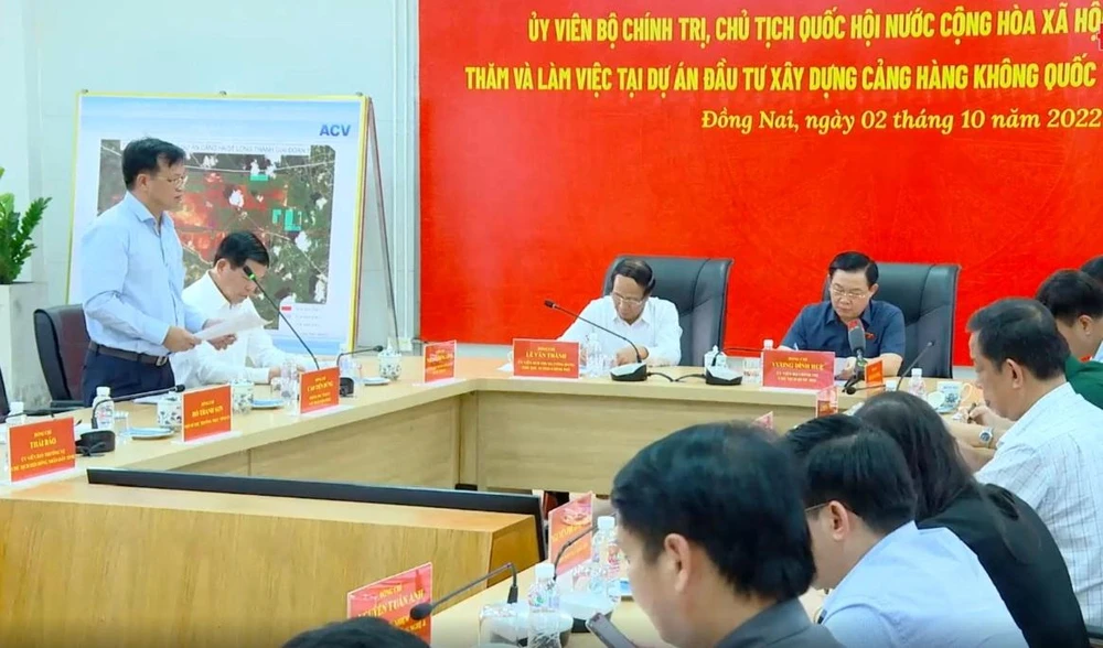 Chủ tịch UBND tỉnh Đồng Nai Cao Tiến Dũng báo cáo với Chủ tịch Quốc hội Vương Đình Huệ và đoàn công tác về những khó khăn, vướng mắc. Ảnh: VŨ HỘI.