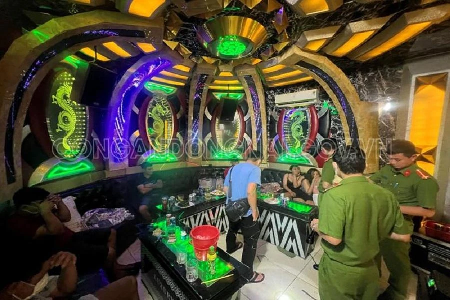 Công an phát hiện khách đang tổ chức “bay lắc” trong một phòng hát của karaoke Luxury Hồng Phúc. Ảnh: CAĐN