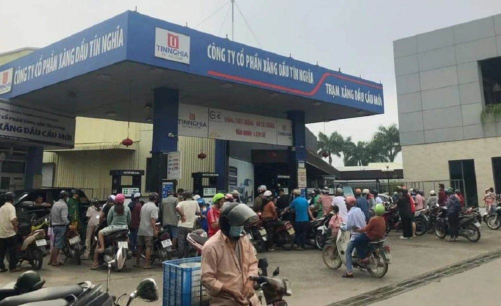 Cây xăng ngã tư Tân Phong (TP Biên Hòa) bán theo "hạn mức" với 30 ngàn cho xe máy và 300 ngàn đồng với xe ô tô. Ảnh: AX.