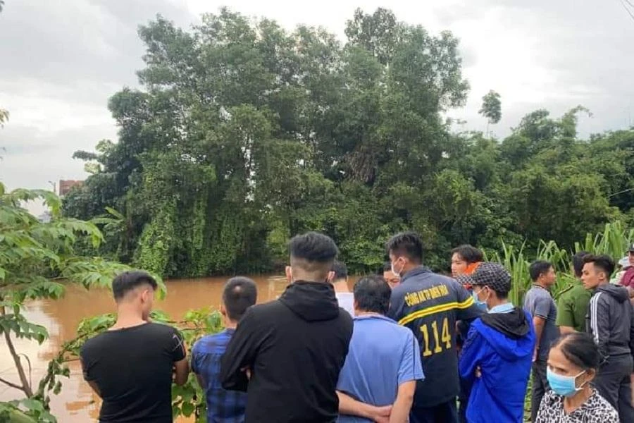 Lực lượng chức năng đang tìm kiếm đứa trẻ. Ảnh: CTV.