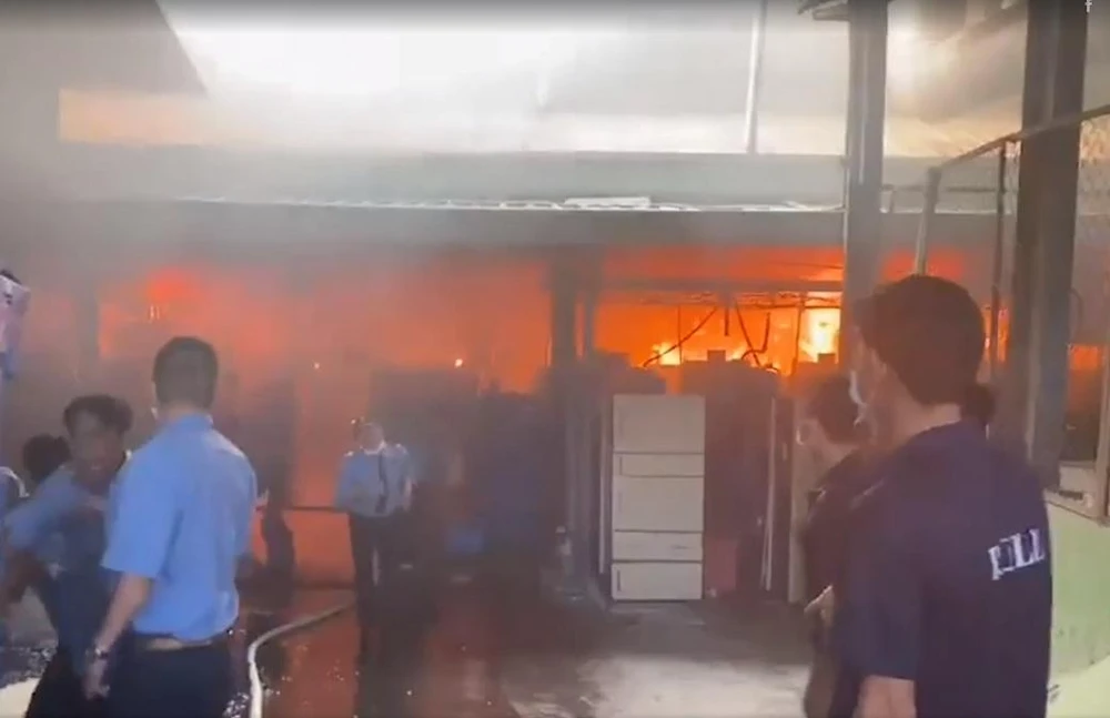 Công nhân, bảo vệ của công ty triển khai dập lửa. Ảnh: VH.