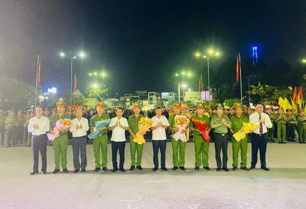 Lãnh đạo Tỉnh ủy, HĐND, UBND, Ủy ban MTTQ Việt Nam tỉnh Đồng Nai, Giám đốc Công an tỉnh Đồng Nai và Thành ủy TP Biên Hòa tặng hoa chúc mừng Lễ ra quân. Ảnh: VH.