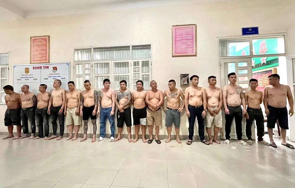 Các nghi can bị công an bắt giữ tại sòng bạc. Ảnh: V.NGOC