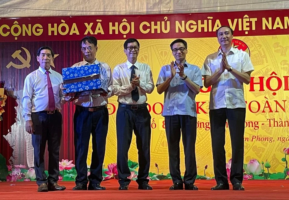 Phó thủ tướng Chính phủ Vũ Đức Đam trao tặng quà cho tập thể khu phố 8 (phường Tân Phong, TP.Biên Hòa). Ảnh: VH. Phó thủ tướng Chính phủ Vũ Đức Đam trao tặng quà cho tập thể khu phố 8 (phường Tân Phong, TP.Biên Hòa). Ảnh: VH.