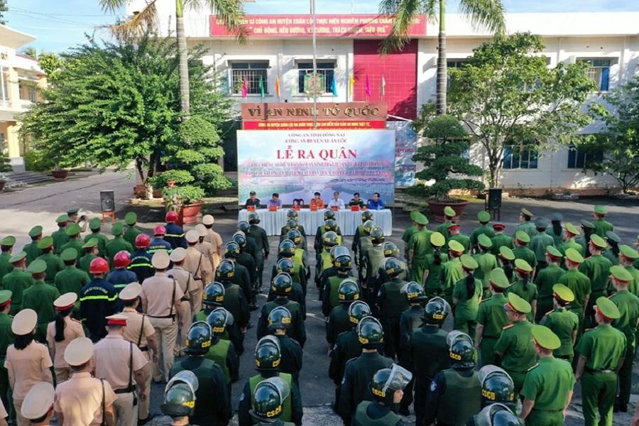 Toàn cảnh Lễ ra quân tấn công, trấn áp tội phạm của Công an huyện Xuân Lộc. Ảnh: VH.