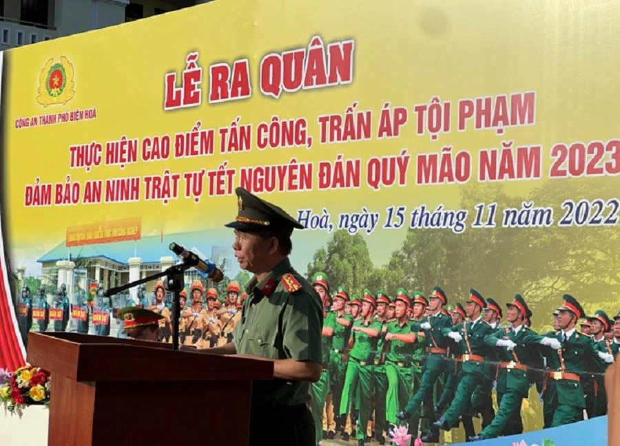 Đại tá Trần Tiến Đạt – Phó Giám đốc Công an tỉnh phát biểu chỉ đạo tại Lễ ra quân của Công an TP Biên Hòa. Ảnh: VH.