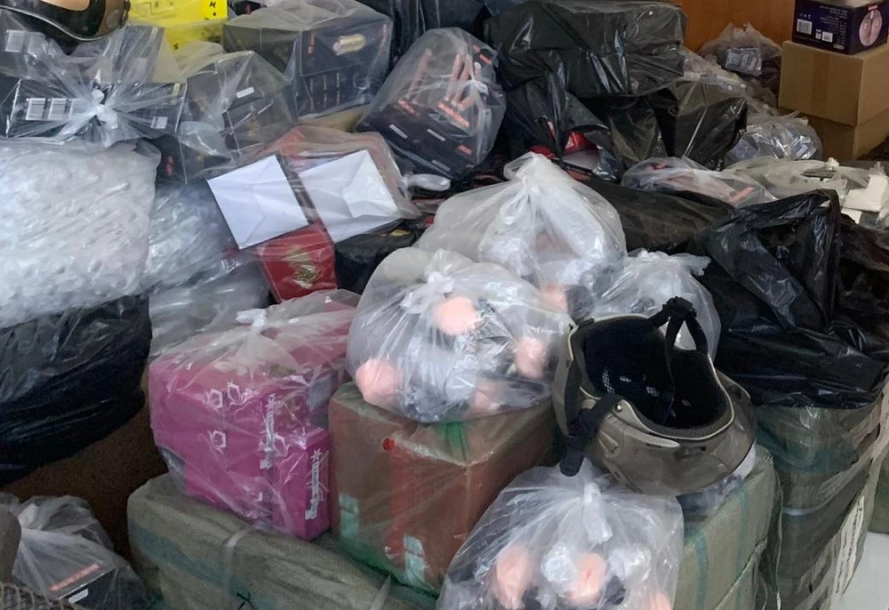 Hàng ngàn sản phẩm đồ chơi tình dục không rõ nguồn gốc bị phát hiện. Ảnh: VŨ HỘI