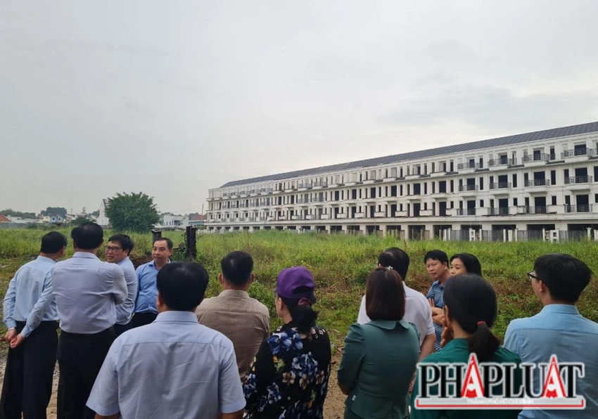 Đoàn giám sát của Đoàn đại biểu Quốc hội tỉnh Đồng Nai kiểm tra dự án khu dân cư Bình Đa. Ảnh: VH.
