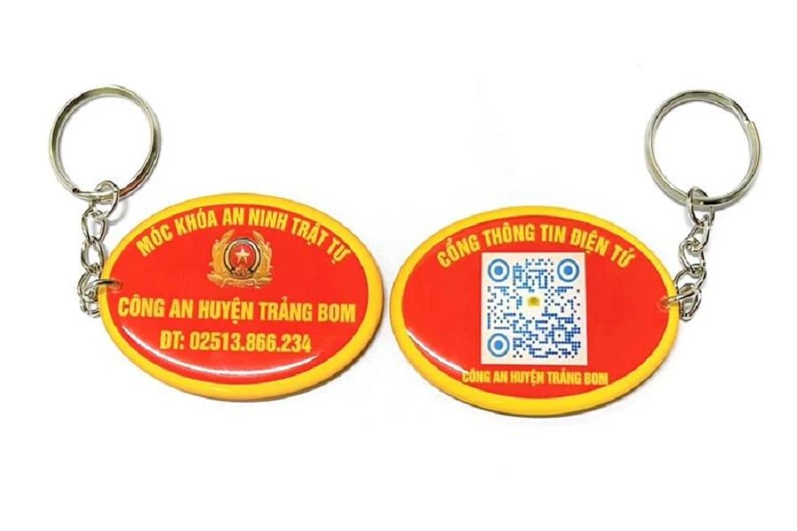 Công an phát hơn 6.000 'móc khóa an ninh trật tự' cho người dân. Ảnh: CA