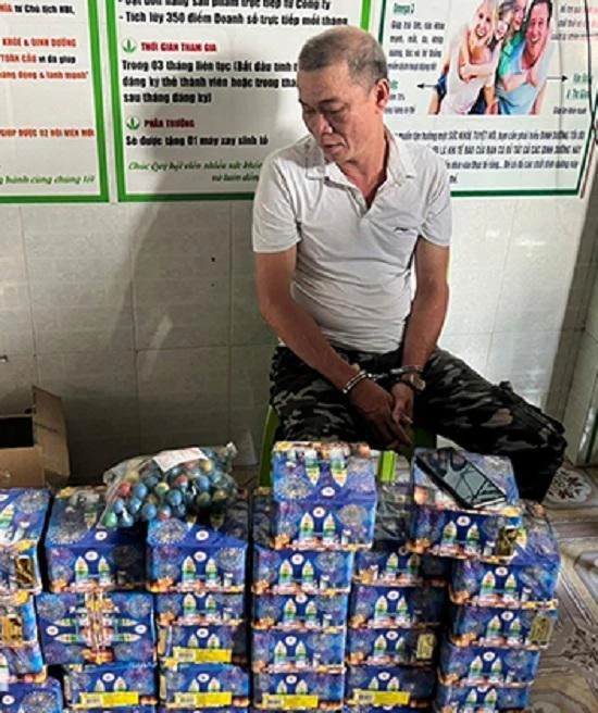 Một nghi can mua bán, tàng trữ pháo vừa bị công an Đồng Nai bắt giữ. Ảnh: CA.