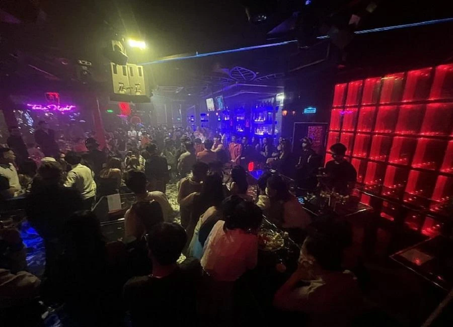 Khi kiểm tra quán bar có khoảng 160 người đang vui chơi. Ảnh: CA.