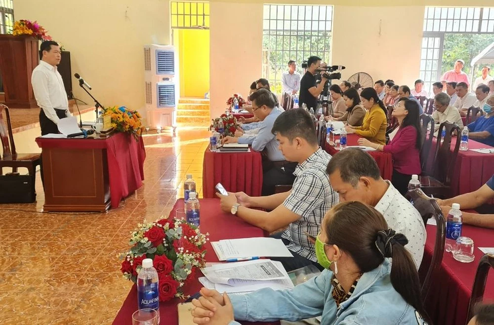 Bí thư Tỉnh ủy Đồng Nai đối thoại với người dân trong dự án sân bay Long Thành. Ảnh: VH